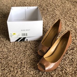 🎉🎉Nine West Tan Peep Toe Heels🎉🎉